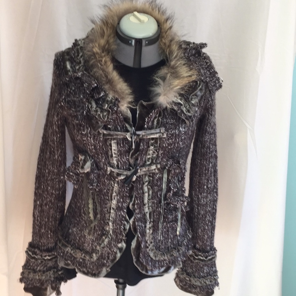 Fitted woven cardigan with velvet detail and fur